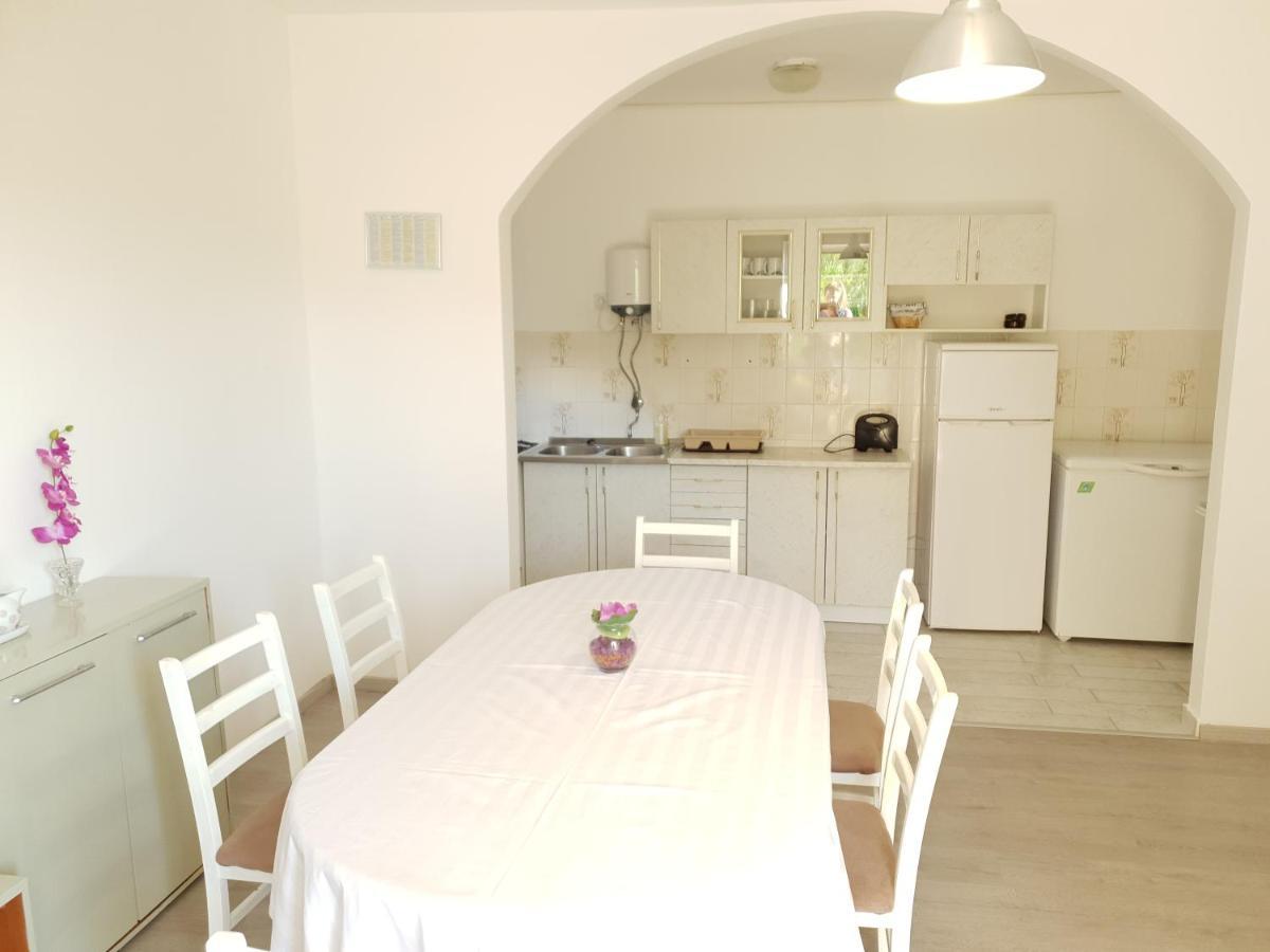 Apartmani Dalmatinka Metajna Exterior photo