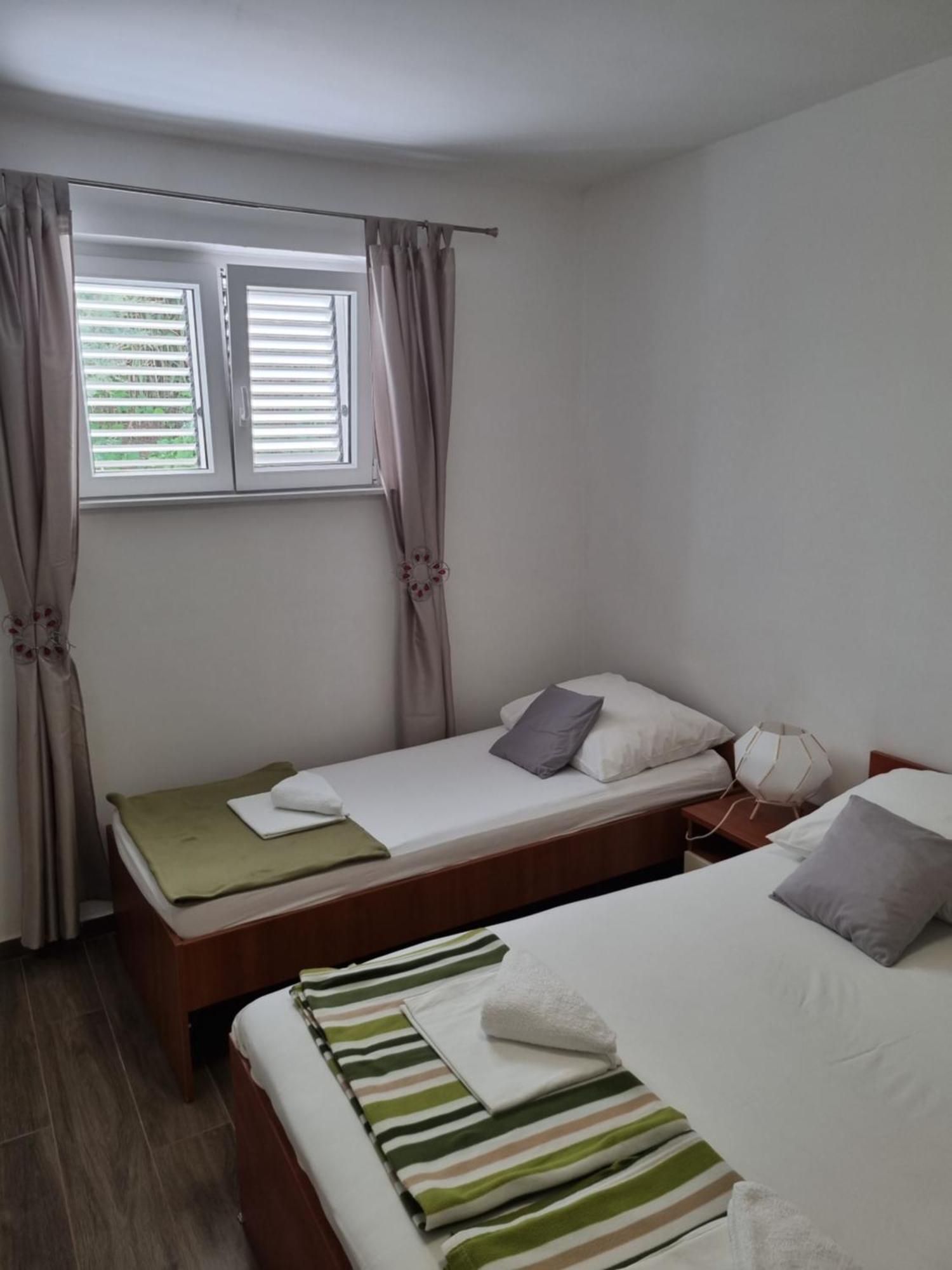 Apartmani Dalmatinka Metajna Exterior photo